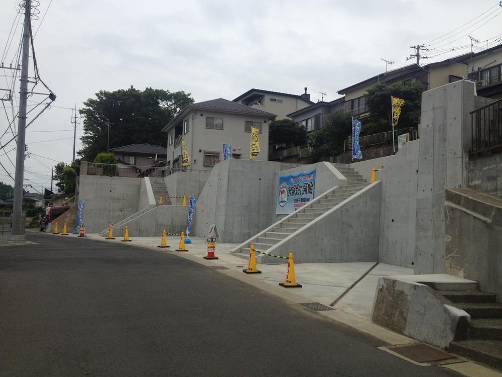 Local photos, including front road. Frontal road