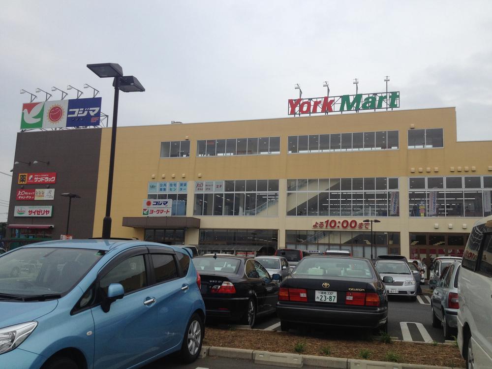 Supermarket. 640m to Yorktown