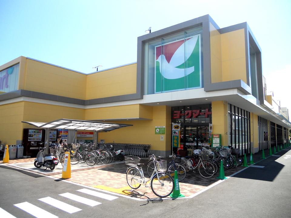 Supermarket. York Mart Namwon to the store 876m