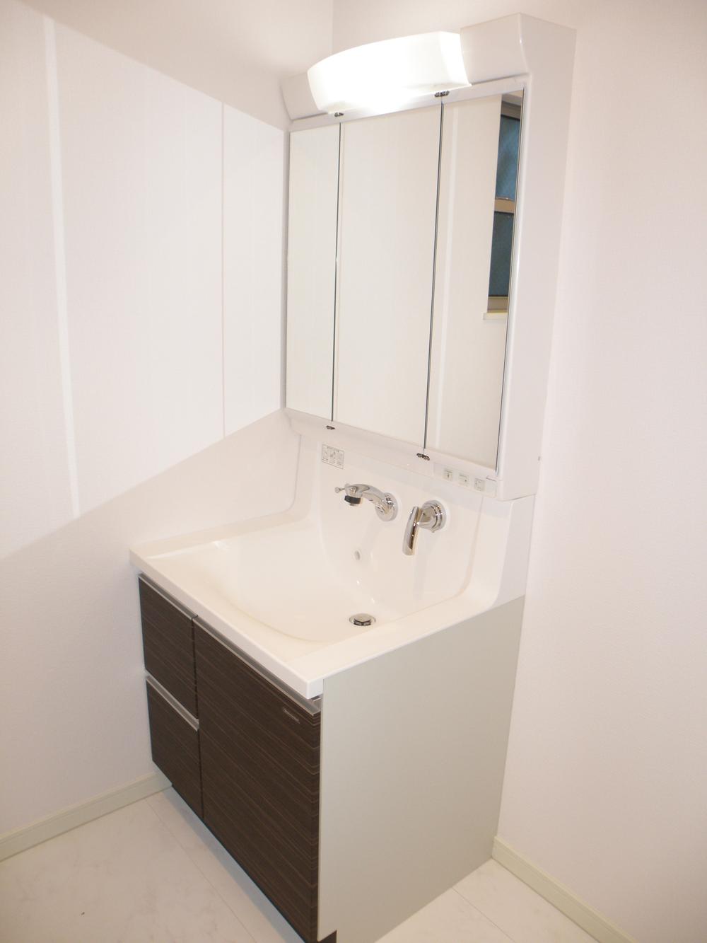 Wash basin, toilet. Indoor (11 May 2013) Shooting