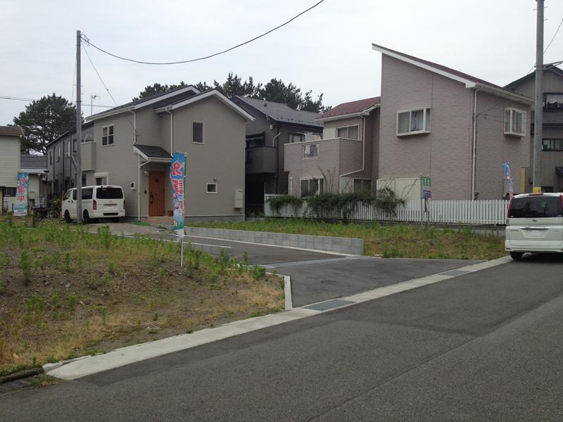 Local photos, including front road. Frontal road