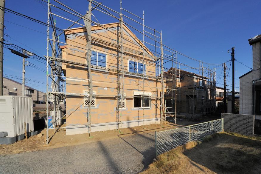 Local appearance photo. Roof Hiroshi tiled Outer wall soft ricin finish + Ikamu original ripple finish