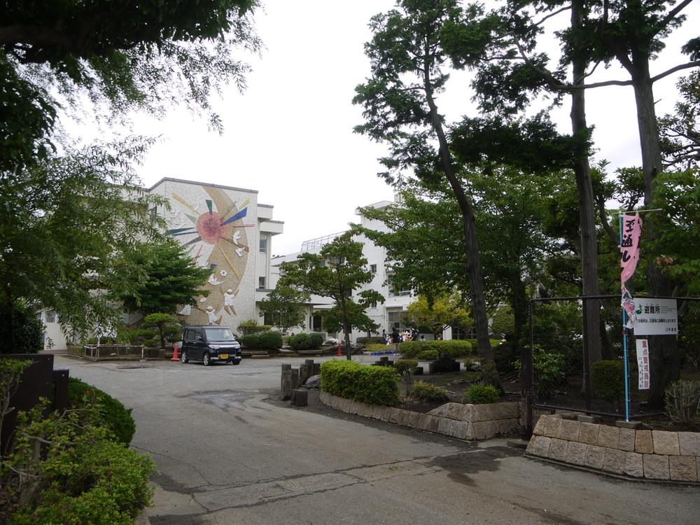 Primary school. 1900m until Hiratsuka TatsuAsahi Elementary School