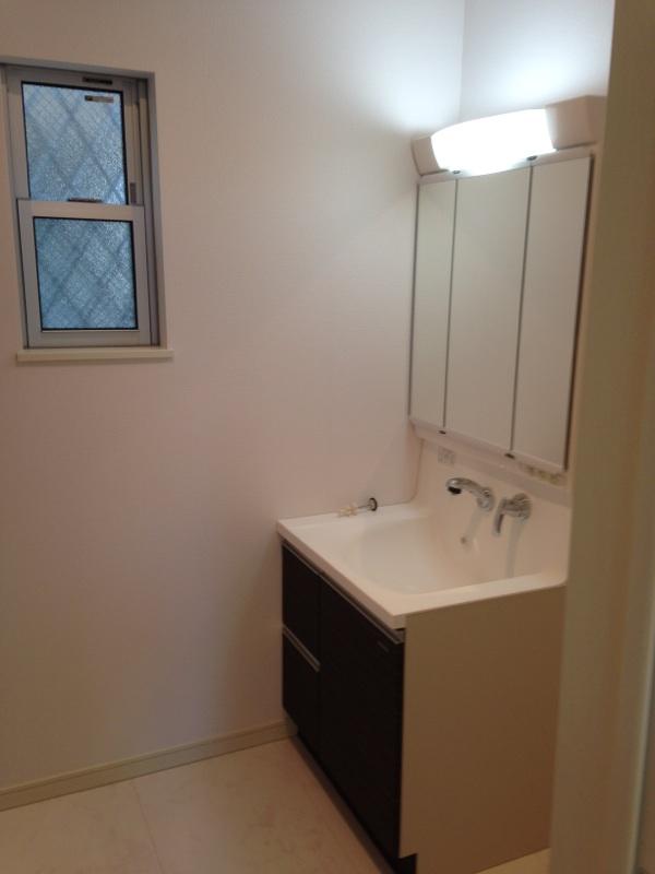 Wash basin, toilet. Indoor (11 May 2013) Shooting