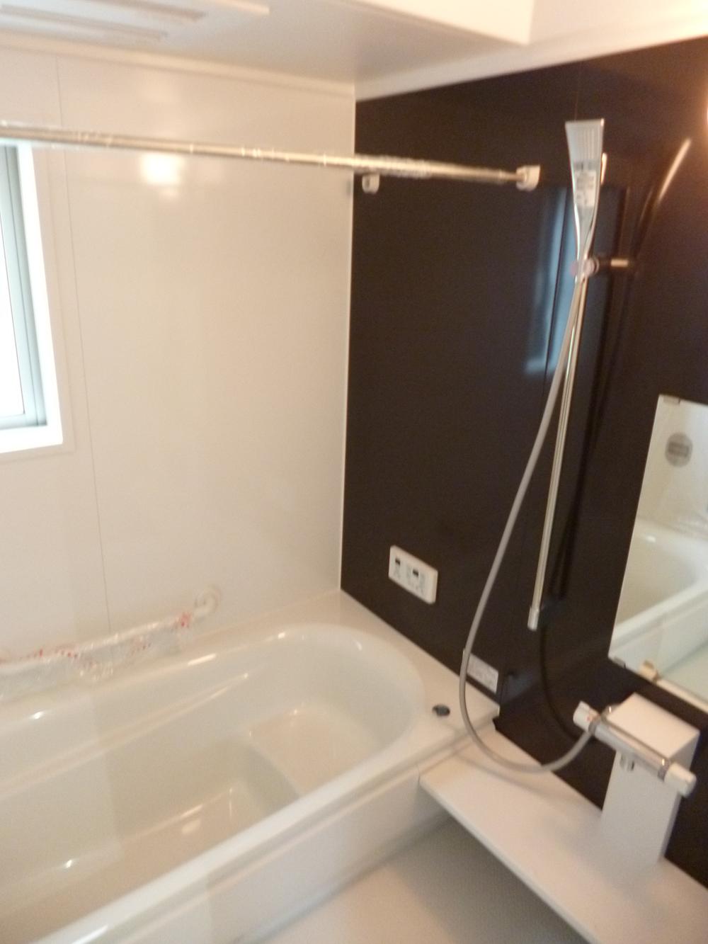 Bathroom. Unit bus with Air Heating dryer!