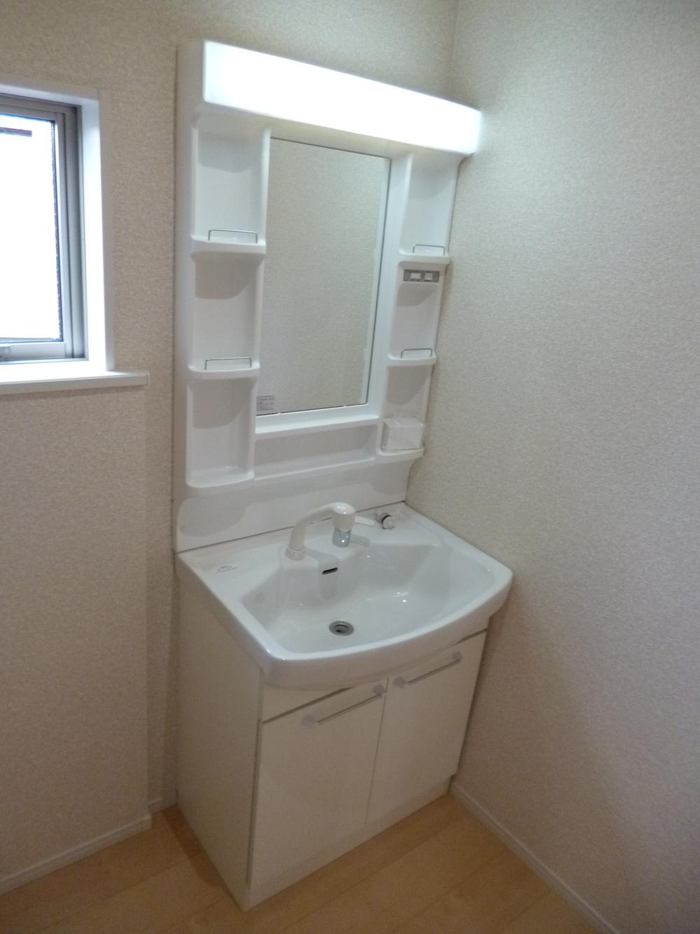 Wash basin, toilet. Shower Dresser
