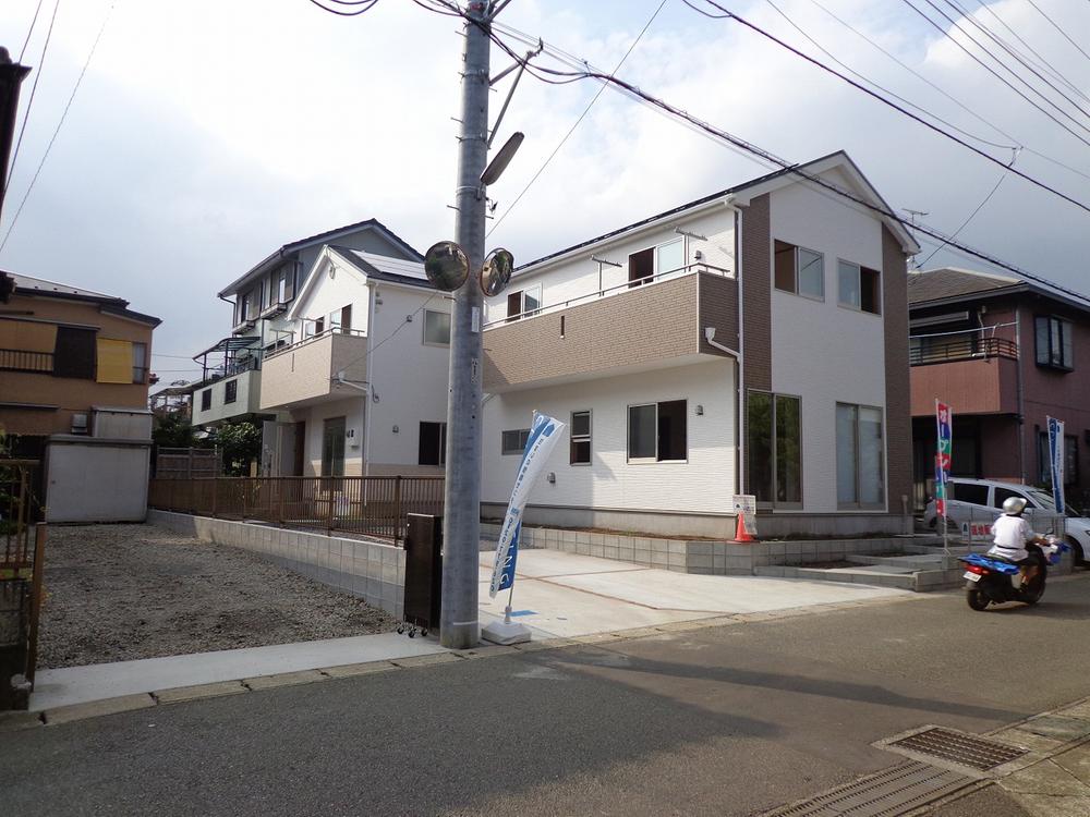 Local photos, including front road. The entire road open and per positive good