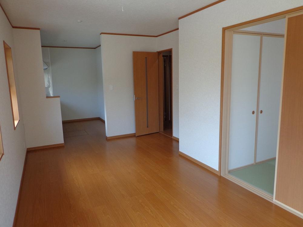 Living.  [Building 2] Bright living room facing south !!