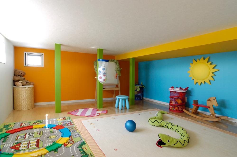 Building plan example (introspection photo). Loft part in the playground of the children's toys. The living has been devised so as not to spread the children's toys.