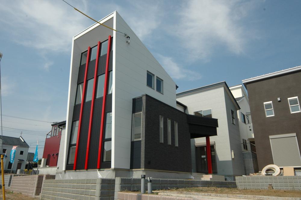 Building plan example (exterior photos). Stylish modern appearance. We propose a house tailored to the lifestyle.