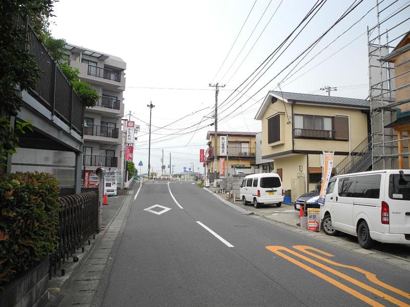 Local photos, including front road. Nearby services and front road ☆