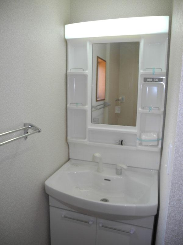 Wash basin, toilet. Vanity with a large mirror ☆