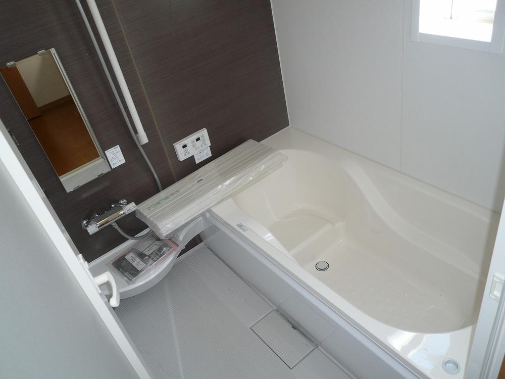 Bathroom. Heating dry ventilation function with the unit is a bus !!