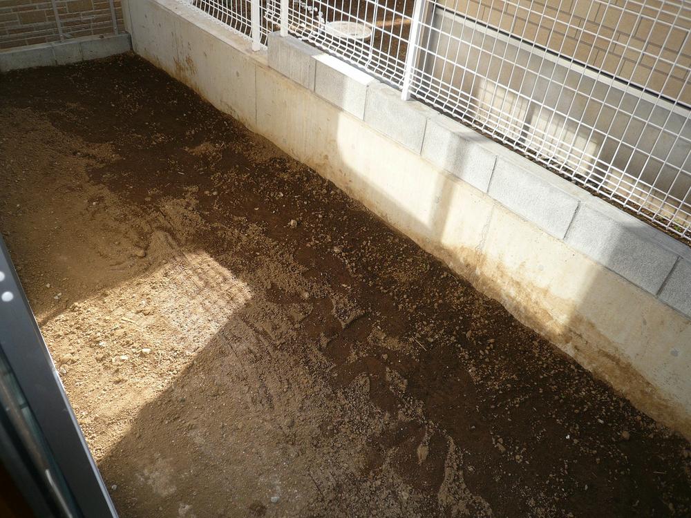 Garden. There is a garden on the south side !!