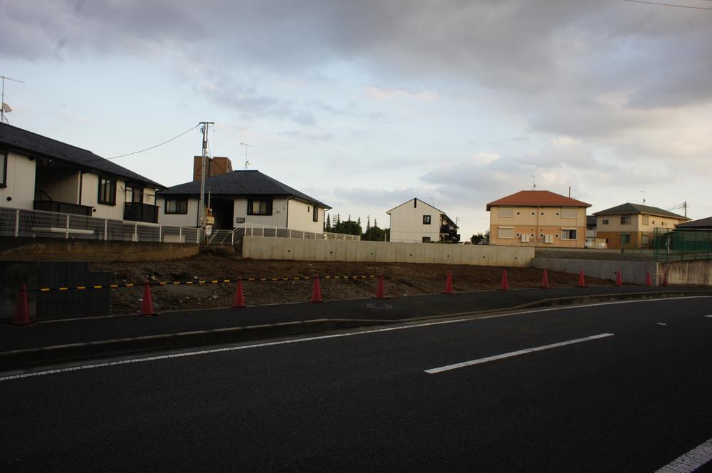 Local appearance photo. Local (September 2013) shooting ◎ is a car space two Allowed! ◎ with floor heating, The living room is 17 quires more