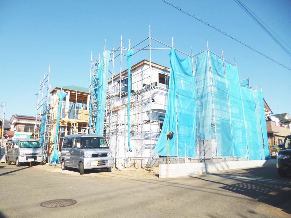 Local photos, including front road. Local (12 May 2013) Shooting Car space two Allowed!