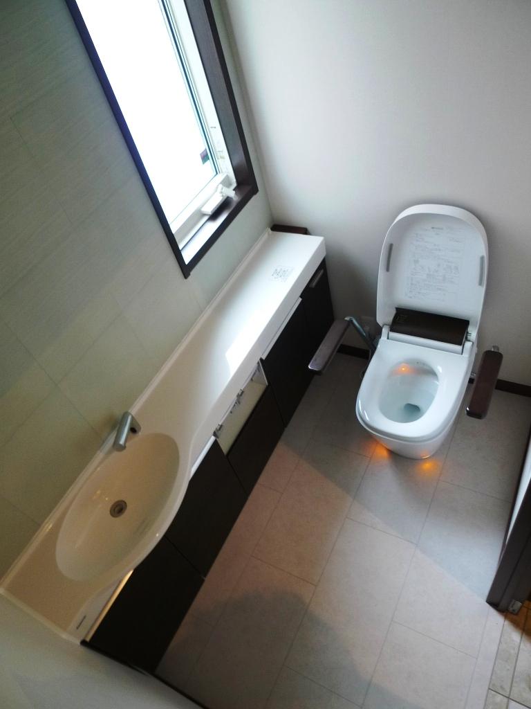 Toilet. La Uno Adoption Cleaning Ease of tankless toilet. Indoor shooting (November 3, 2013)