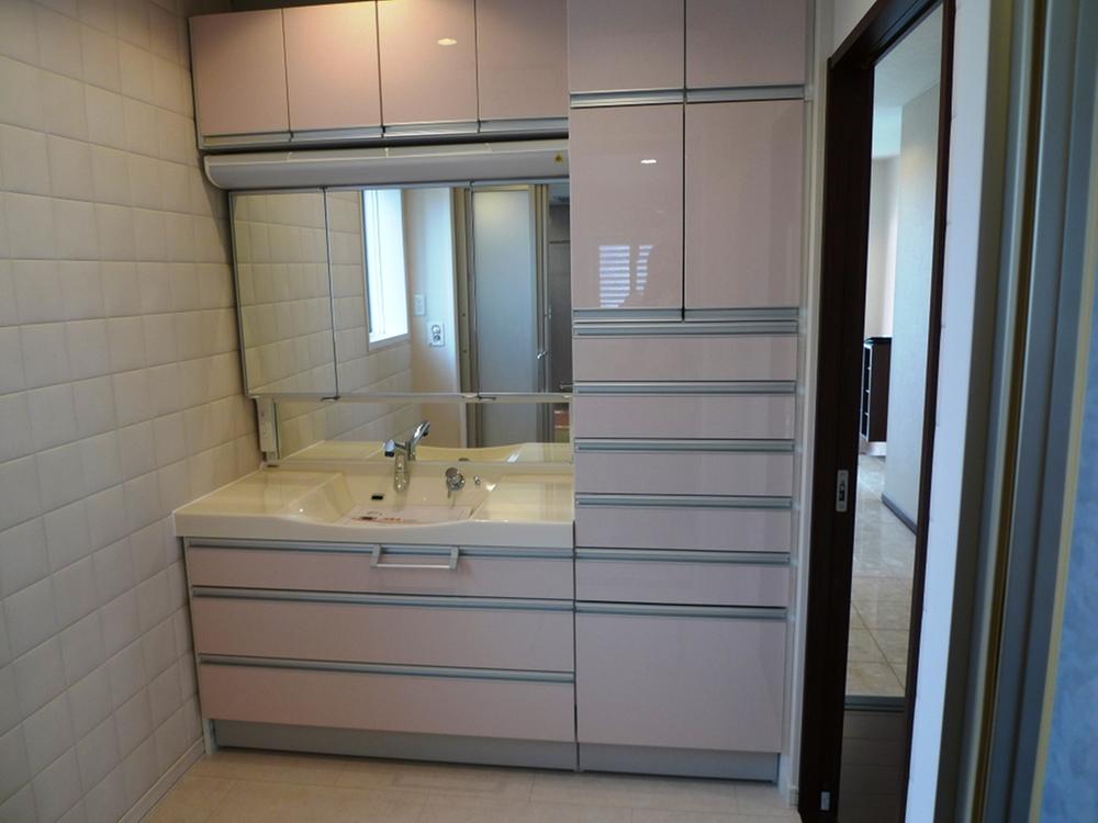 Wash basin, toilet. Wash basin on the first floor sanitary storage lot. Indoor shooting (November 3, 2013)