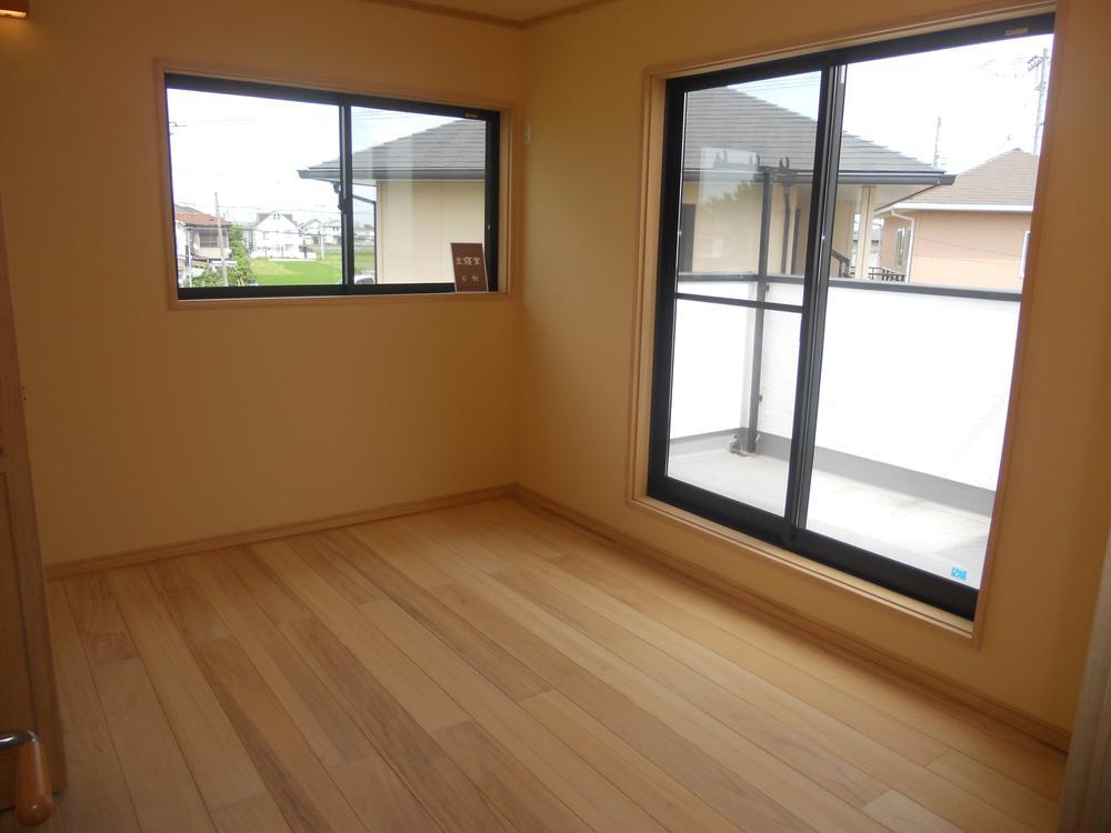 Other introspection. Indoor (July 2013) using the solid wood of the shooting Tung. Please have a look once.