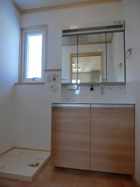 Wash basin, toilet. Room (August 2013) Shooting