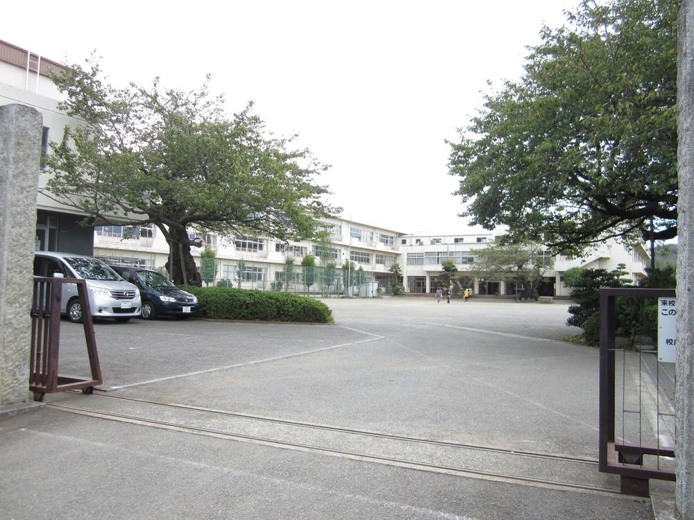 Primary school. Isehara 1147m until the Municipal High room elementary school