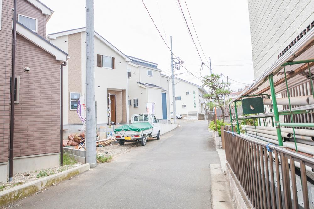 Local photos, including front road. Houses calm atmosphere drifts! Living environment favorable!