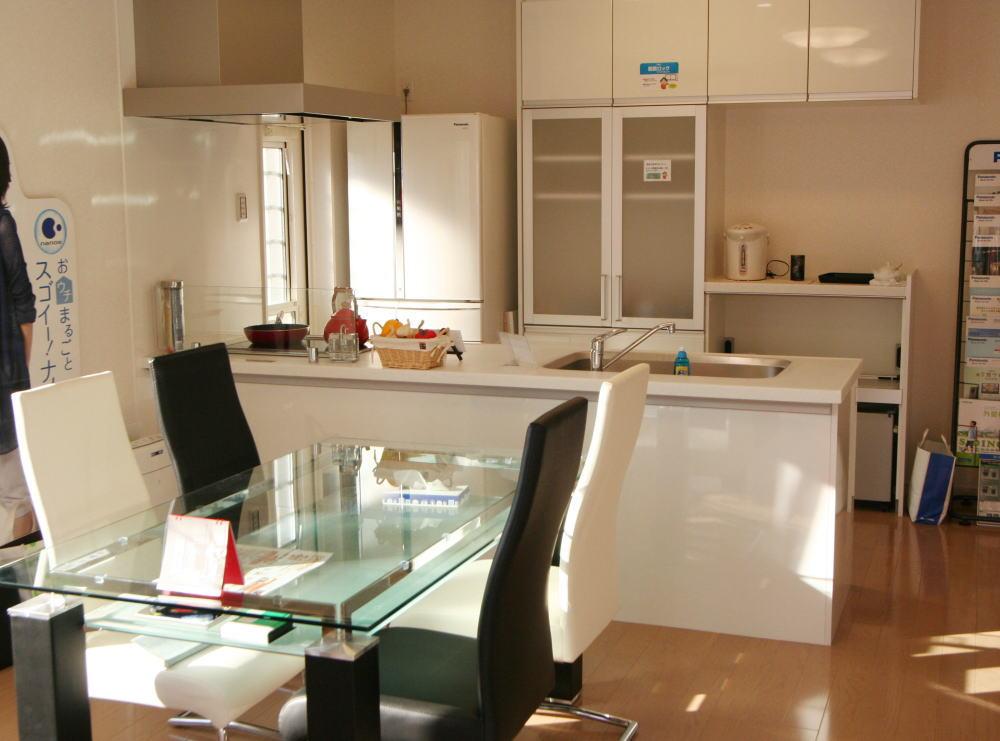 Living. 17.5 Pledge of living. Care Ease non-wax floor. Consideration to health in Arerubasuta blended paint.