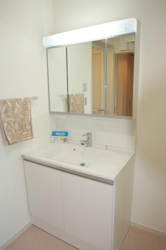 Wash basin, toilet. W = 900 wide basin. There is no seam, Clean and easy to wash ball-integrated counter.