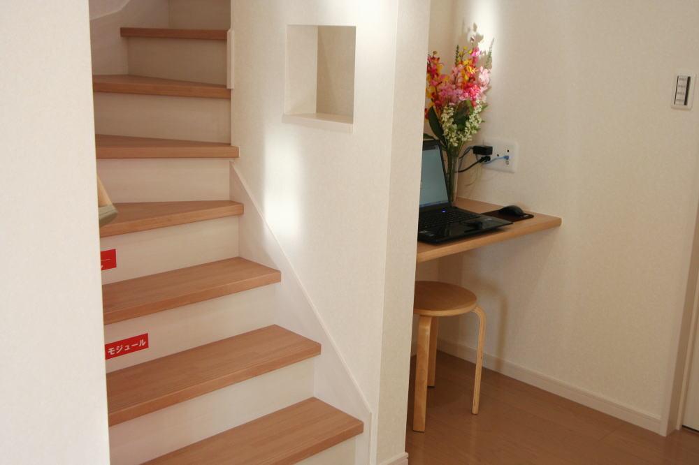 Other introspection. The sides of the stairs were installed counter. In the space to connect the personal computer hobby.