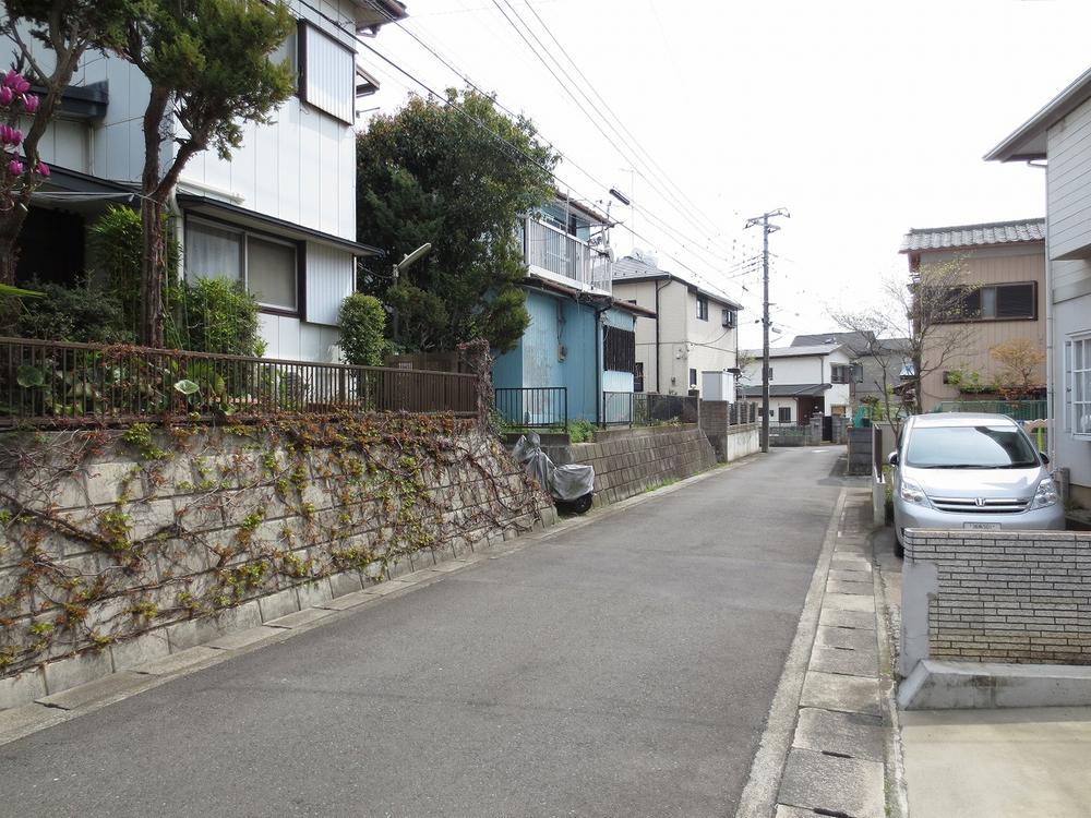 Local photos, including front road. It is dismantling the vacant lot passes.