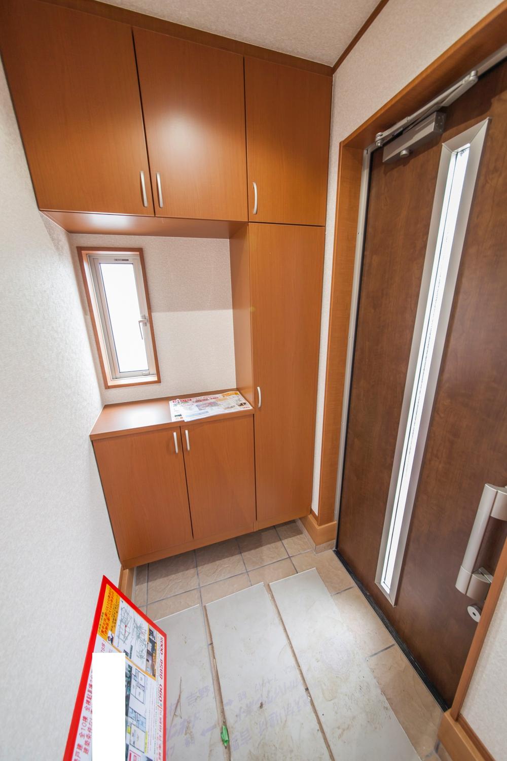 Entrance. Picking measures door