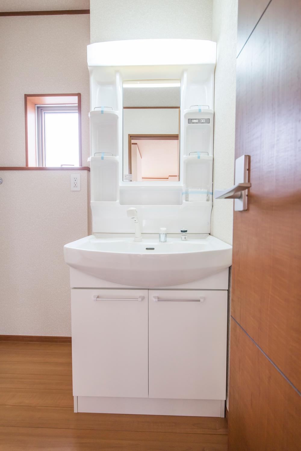 Wash basin, toilet. Shower Dresser