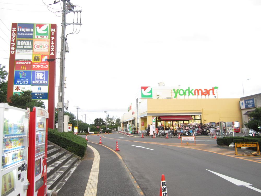 Supermarket. York Mart to Isehara shop 606m