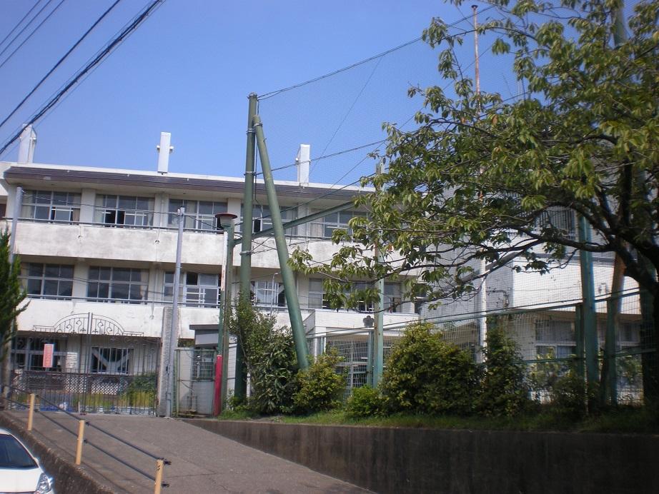 Primary school. To the second elementary school 830m