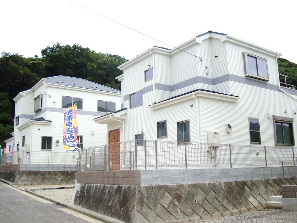 Same specifications photos (appearance). Same specifications (you can choose if the outer wall color now)