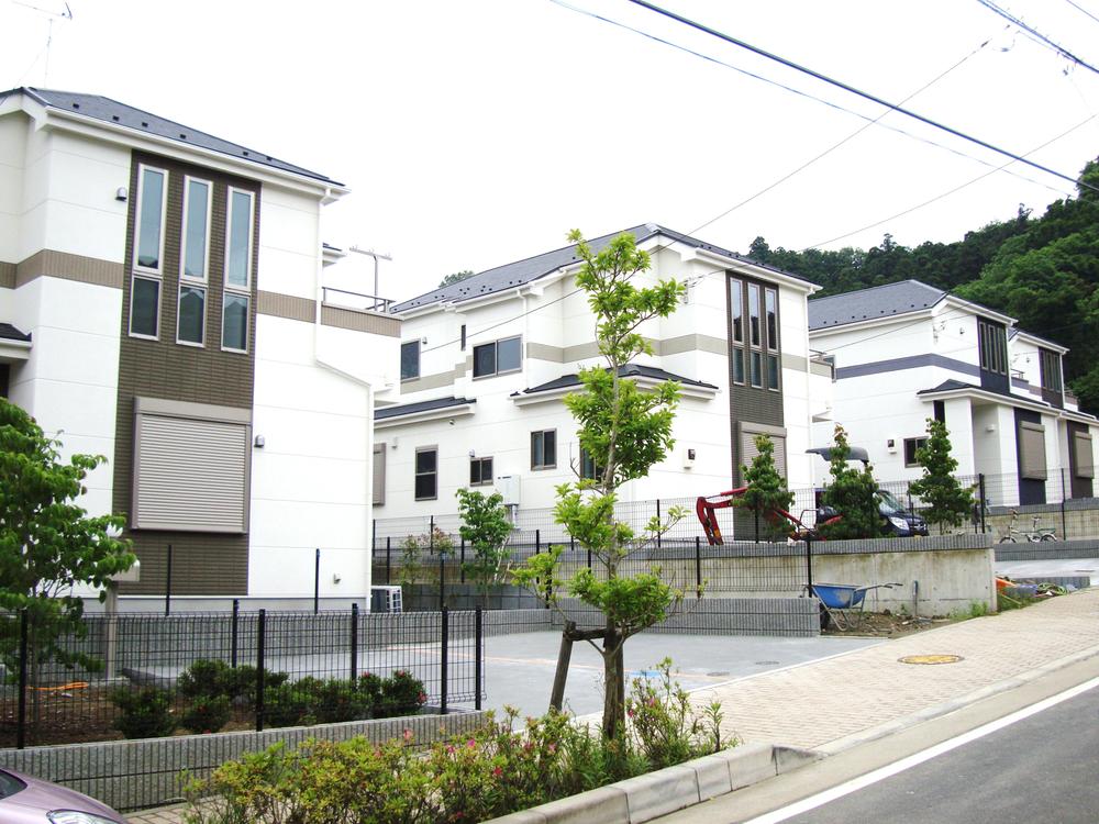 Same specifications photos (appearance). Same specifications (you can choose if the outer wall color now)