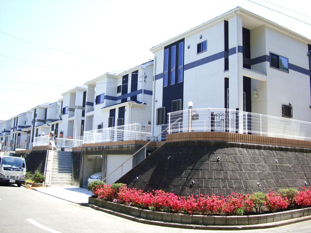 Same specifications photos (appearance). Same specifications (you can choose if the outer wall color now)