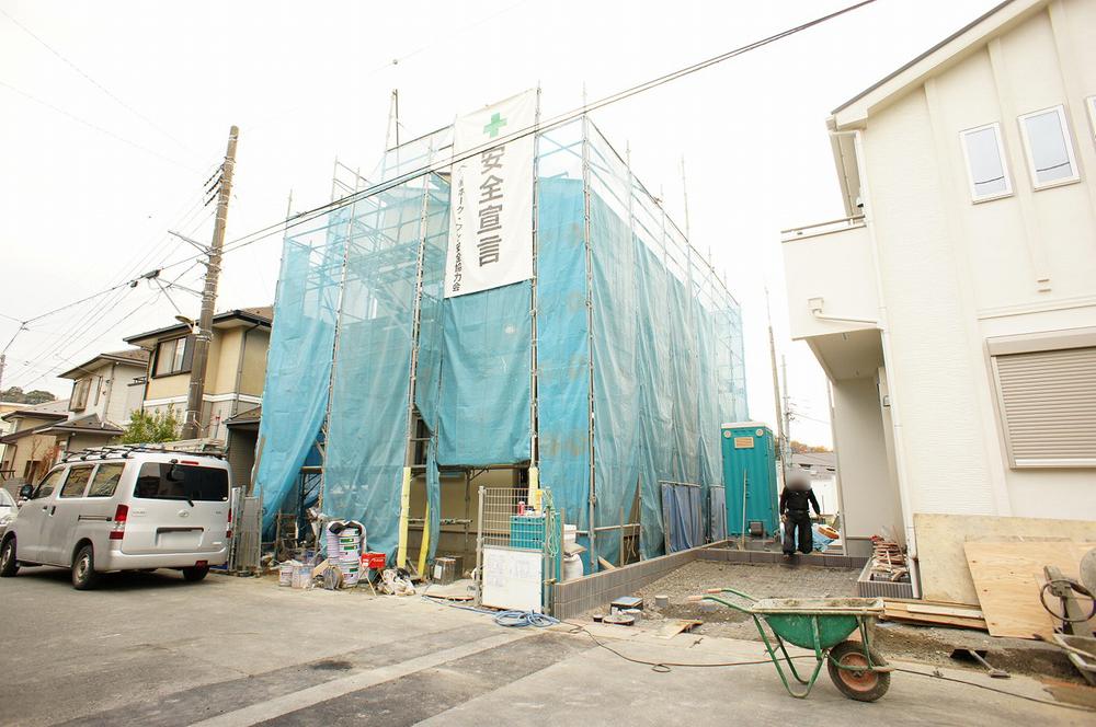 Local photos, including front road. Local (12 May 2013) Shooting, Hit sun faces on both sides of the road of the east 6.1M public road and West 4.5M public road ・ Ventilation with good. 
