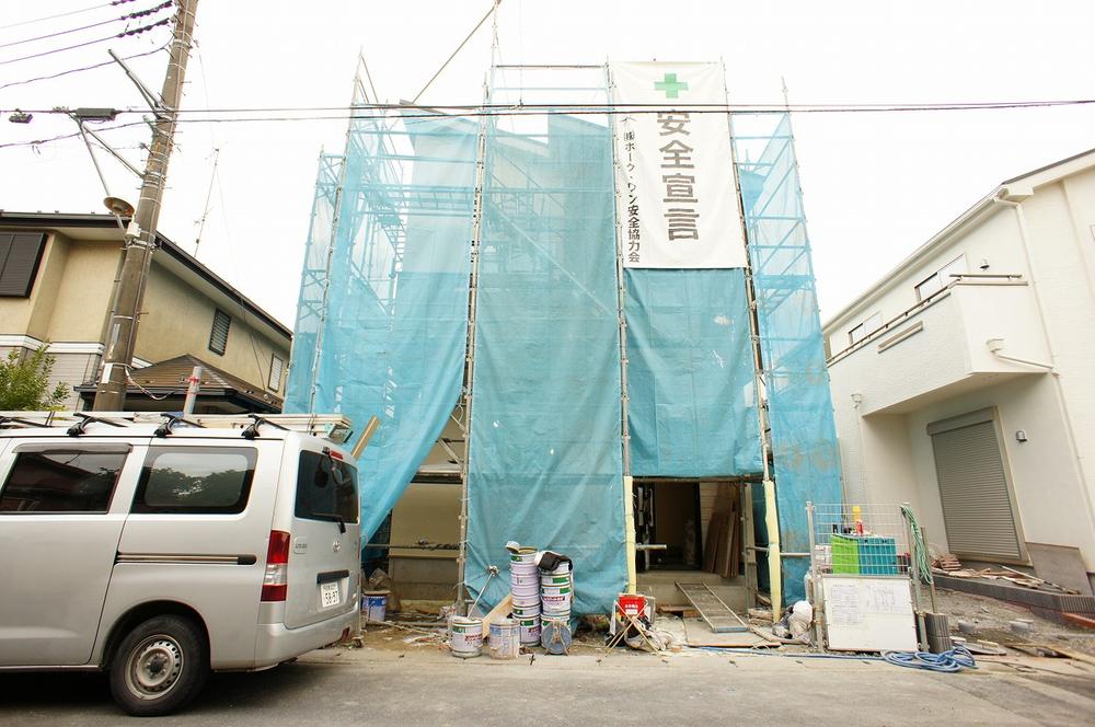 Local photos, including front road. Local (12 May 2013) Shooting, It is a quiet residential area. 