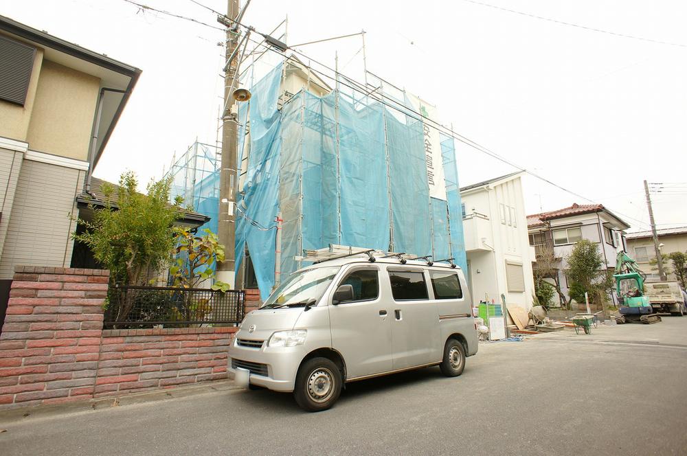 Local photos, including front road. Local (12 May 2013) Shooting, Completion of the building is looking forward to listing. 