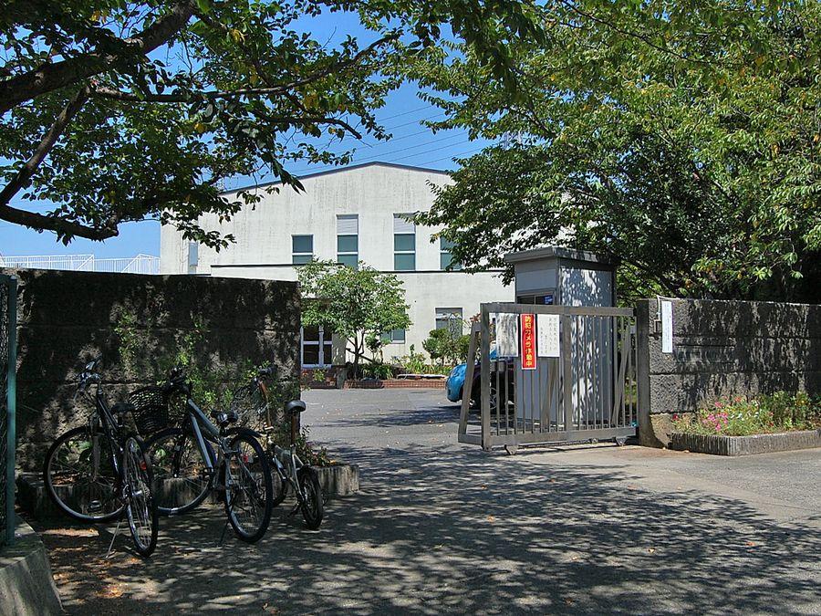 Primary school. 500m to Kamakura Municipal Nishikamakura Elementary School