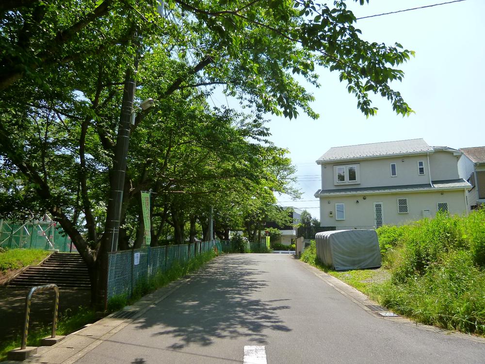 Local photos, including front road. There is a front road wide open feeling. Opposite the green park. You will receive a children's laughter.