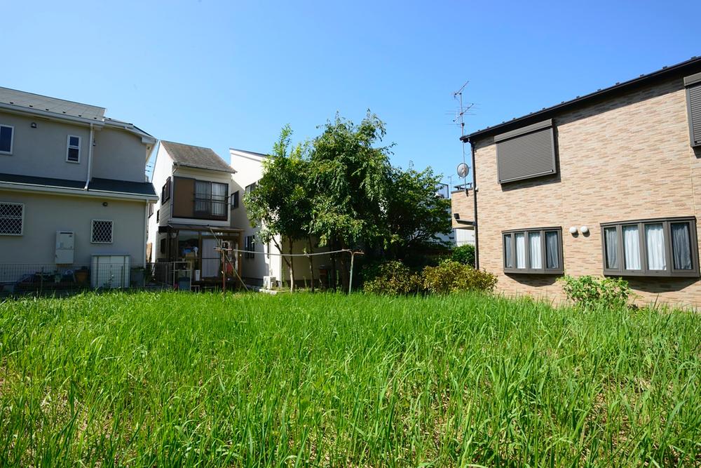 Local land photo. Site area spacious 41 square meters! You can make even the garden.