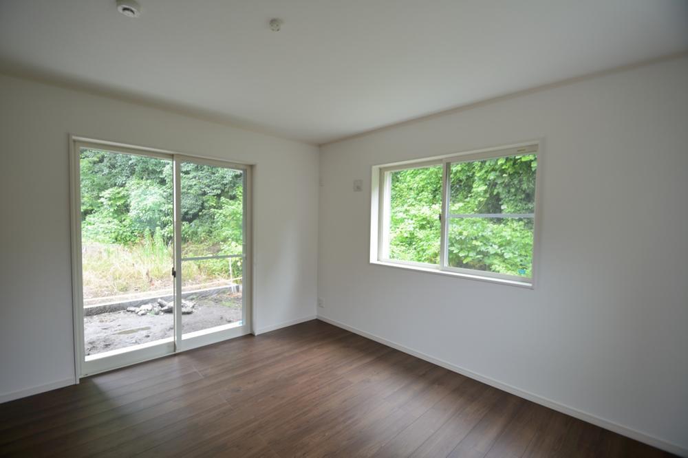 Non-living room. Very nice scenery packed with green window frame full.