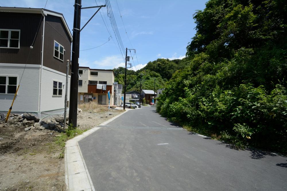Local photos, including front road. Idyllic living environment surrounded by beautiful green.