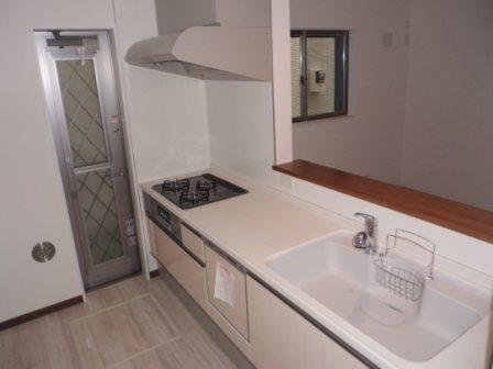 Kitchen. System kitchen dishwasher equivalent specification ・ Water purifier standard equipment