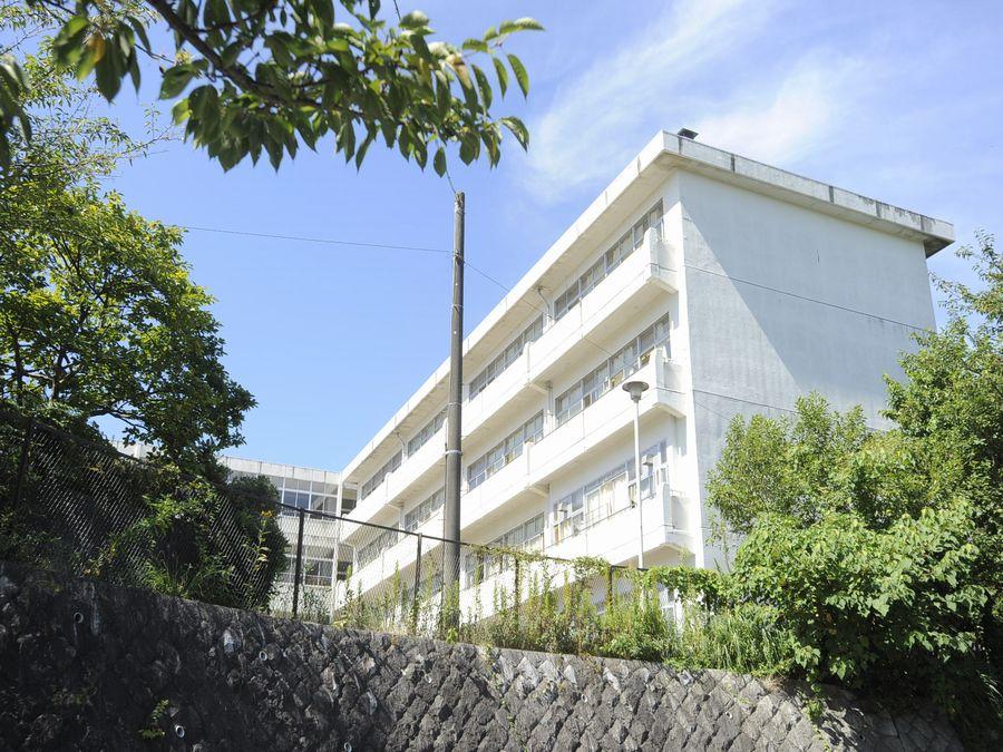 Junior high school. 2100m to Kamakura City Iwase junior high school