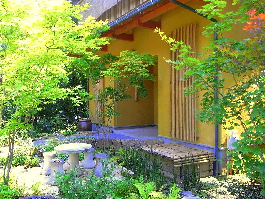 Local appearance photo. Authentic sukiya-zukuri to protect the traditional method of construction. Also it has been thought out balance of planting.