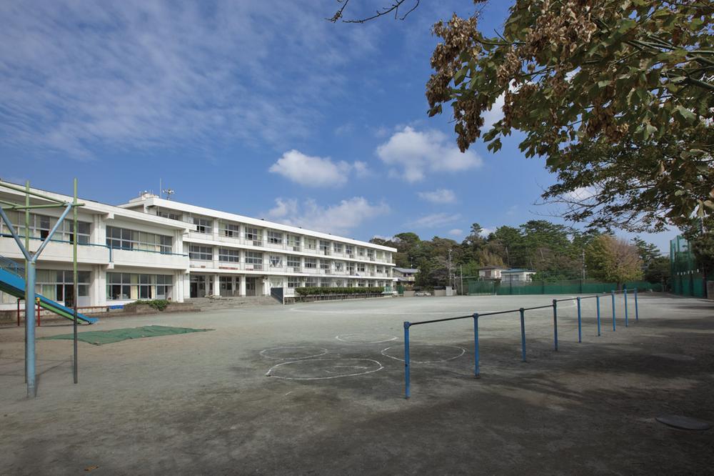 Other. 1-minute walk of City Koshigoe elementary school (photo). Is a 3-minute walk childish building kindergartens and municipal Koshigoe nursery Kamakura, The 7-minute walk there is also a Municipal Koshigoe junior high school, Day care in children ・ In school Ease, Likely to say that the distance of the peace of mind to the family.