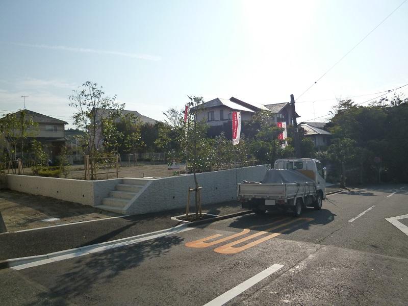 Local photos, including front road. Frontal road